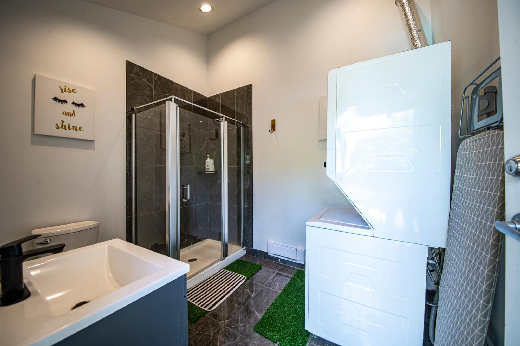 Seymour Private Bedroom, Ensuite Bathroom With Shared Pool, Hot Tub With Views North Vancouver Exteriör bild